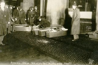 Φέρετρα έξω από το εργοστάσιο της Triangle Shirtwaist Company στη Νέα Υόρκη (1911). 62 εργαζόμενοι πήδησαν από τα παράθυρα για να σωθούν. Τα περισσότερα θύματα ήταν γυναίκες